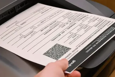 Profissional despachante manipulando documentos para impressão de CRLV-e em Santos.